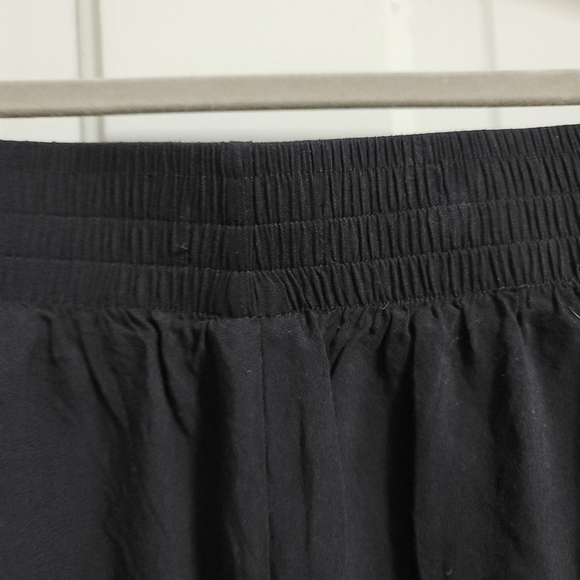 TORRID SHORT SHORT WITH POCKETS- STRUCTURED WOVEN BLACK - Picture 4 of 9